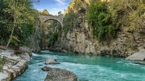 Puente Antiguo De Oluk A Trav S De La Cala De Kopru Irmagi En El Parque