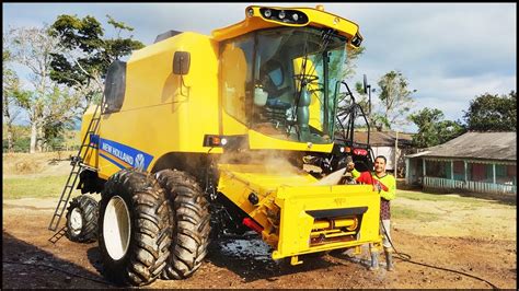 Limpando A Nova Colheitadeira Da Fazenda New Holland Tc Youtube