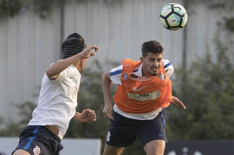 Pedro Henrique e Marciel no treino de reapresentação do Corinthians no CT