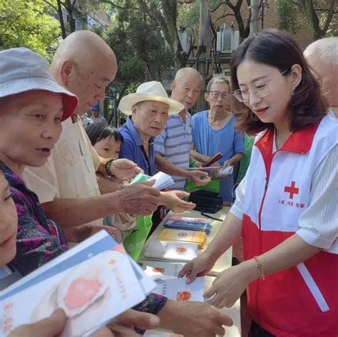 南昌市红十字志愿者开展“共庆七一，迎二十大”志愿服务活动养老湖坊镇宣传