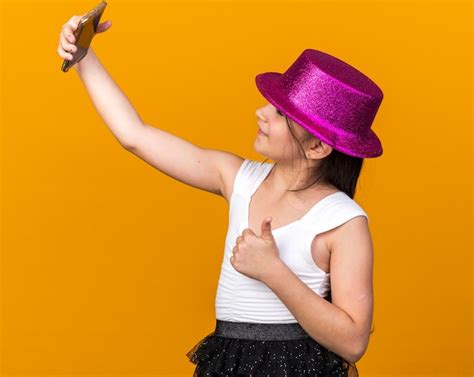 Souriante Jeune Fille Caucasienne Avec Chapeau De F Te Violet Pouce