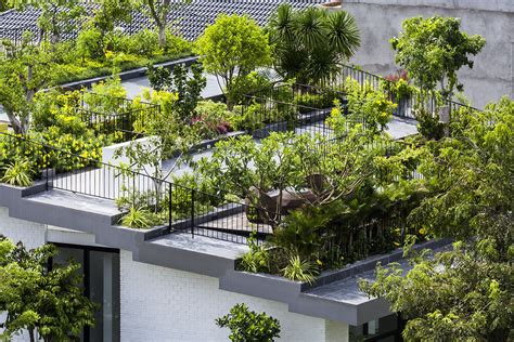 Arquitetos levam o jardim para o telhado em casa no Vietnã | Hellende