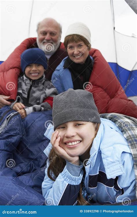 Menina Feliz Que Relaxa Com A Família Na Barraca Foto De Stock Imagem