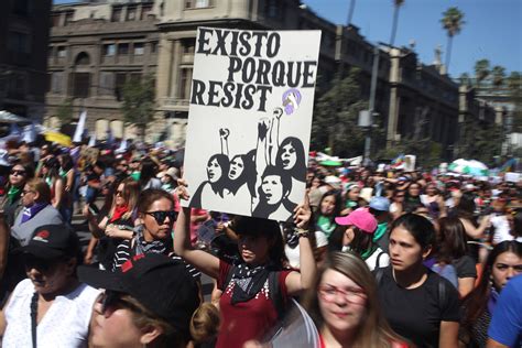 La masiva manifestación feminista por el 8M en Santiago llegó a The