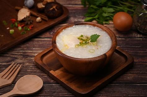 Gachas De Arroz O Congee Con Rodaja De Huevo Cocido Jengibre Y Rodaja