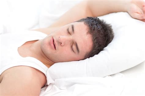 Hombre Durmiendo En La Cama Foto Premium