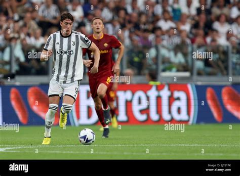 Dusan Vlahovic De Juventus Fc Contrôle Le Ballon Pendant La Série Un