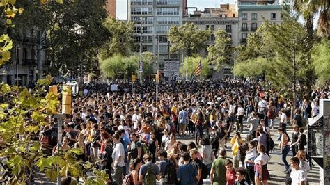 Multitudinaria Manifestaci N Estudiantil En Barcelona Contra Sentencia