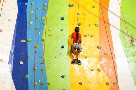 Petite Fille Sportive Escalade Rocher Artificiel Sur Un Mur Pratique