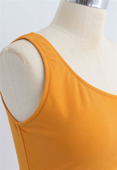 Ein Schulter Bikini Set mit seitlicher Schnürung und niedriger Leibhöhe in Senf Retro Indie