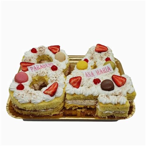 Bolo naked em formato número frutos vermelhos e macarons