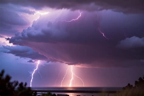 Se Ve Una Tormenta El Ctrica Sobre El Oc Ano Foto Premium