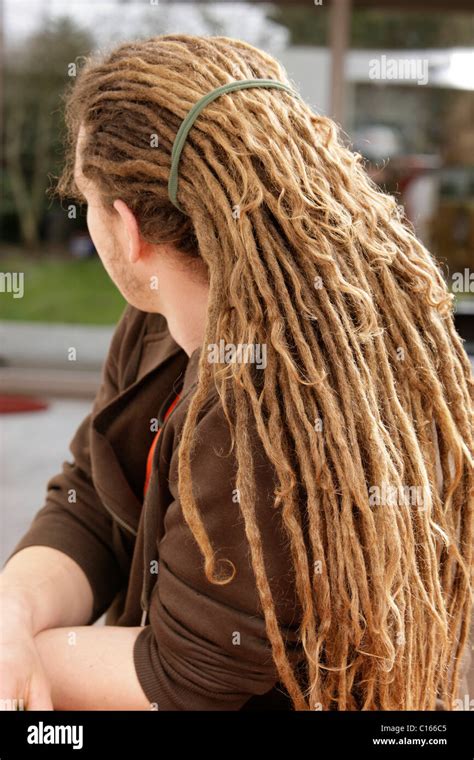 Un hombre con cabello rastafari dreadlocks hacia los lados Fotografía