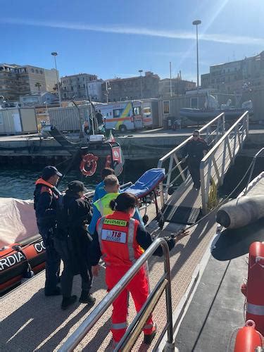 Termoli Soccorsa Dalla Guardia Costiera Turista Tedesca In Mare