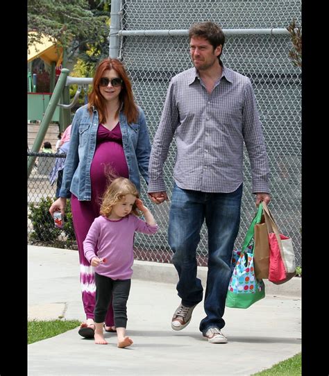 Photo Alyson Hannigan enceinte emmène au parc sa fille Satyana en