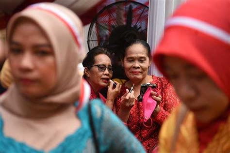 Parade Berkebaya Perempuan Di Medan Kampanyekan Kebaya Goes To