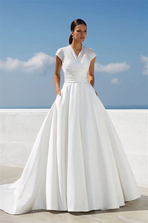 15 Timeless And Minimal Bridal Gowns Weddingsonline