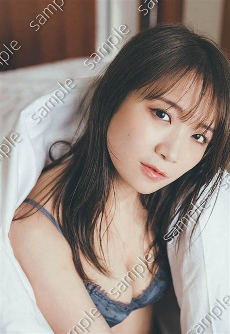 乃木坂46秋元真夏がグレーのランジェリーに身を包む、写真集の封入特典6種の絵柄公開 ぴあ音楽