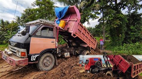 Dump Truk Toyota Dyna Mobil Tongkang Jomplang Amblas Bongkar Muatan