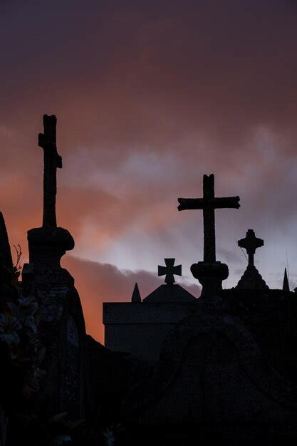 Cruces De Piedra En Un Cementerio En Galicia Silueta En Un Cielo