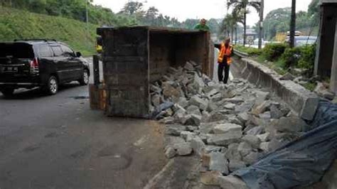 Truk Terguling Arus Lalu Lintas Di Tol JORR Macet News Liputan6