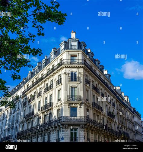 Edificio De Arquitectura T Pica Francesa En Par S Fotograf A De Stock