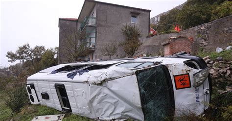 Slike Iz Sitnog Gornjeg Kolski Kombi Sletio S Ceste Petero Djece Su