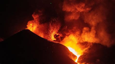 La Colada De Lava Del Volc N De La Palma Se Desborda En Su Cono