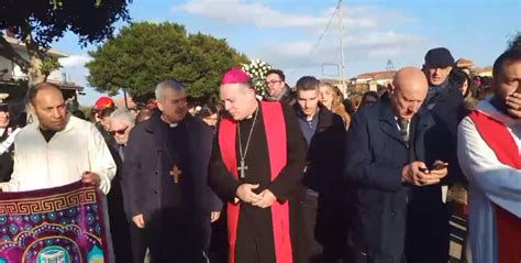 Sindaci E Vescovi Alla Via Crucis In Memoria Dei Migranti Vittime Del