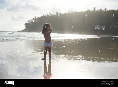 Kleine asiatische mädchen in bikini Fotos und Bildmaterial in hoher Auflösung Alamy