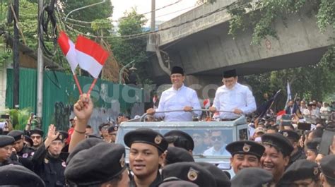 Diantar Pakai Mobil Atap Terbuka Anies Dan Cak Imin Berdiri Sejauh 2 3