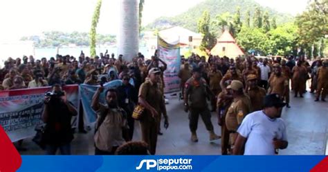 ASN Demo Tuntut Pj Gubernur Dan Pj Sekda Papua Diberhentikan