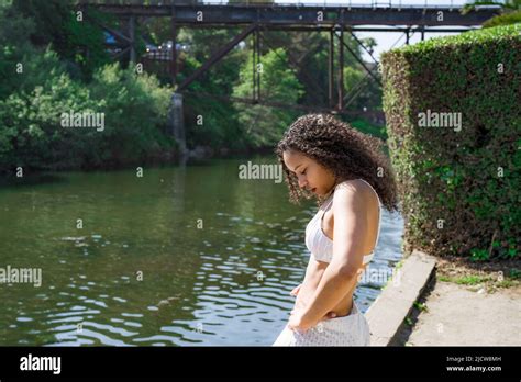 Junge frau im bikini am strand Fotos und Bildmaterial in hoher Auflösung Alamy