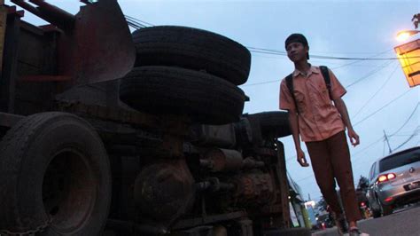 Truk Tronton Terguling Jalan Menuju Tanjung Priok Macet 2 Km Berita