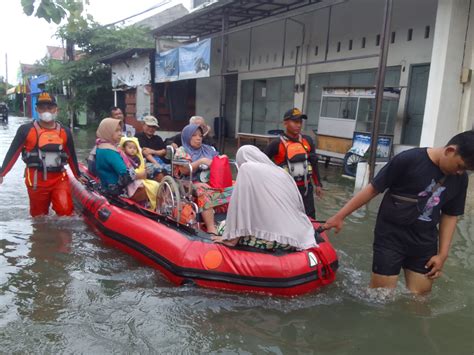 Tim Sar Evakuasi Korban Banjir Di Semarang Beritajateng Tv