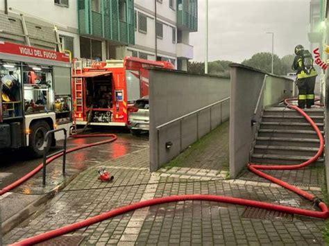 Firenze Incendio In Un Garage Evacuato Un Palazzo Corriere It