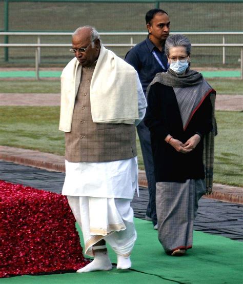 Congress leaders pay tribute to India's first Prime Minister Jawaharlal ...