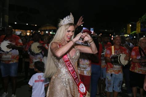 look luxuoso Thalita Zampirolli é coroada rainha de bateria da