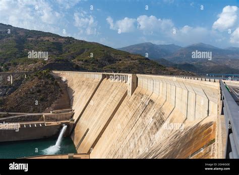 Déversoirs Du Barrage Banque De Photographies Et Dimages à Haute