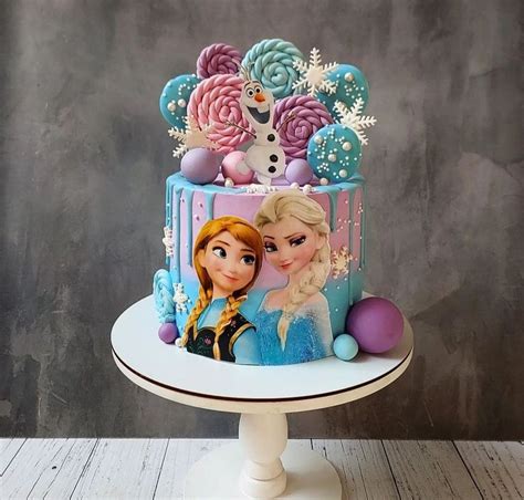 There Is A Cake Decorated With Frozen Princesses On It