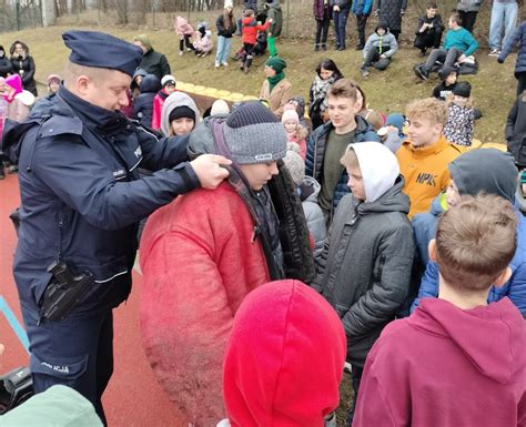 Szkolenie policyjnych psów pod okiem uczniów z Podwieska Wiadomości