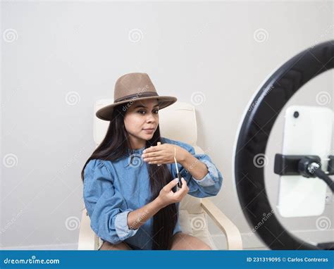 Joven Creadora De Contenido Latina Haciendo Un Blog De Maquillaje Imagen De Archivo Imagen De