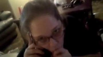 Suce une bite pendant qu elle est au téléphone Porn