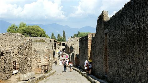 Uma grande erupção do vulcão Vesúvio atinge a cidade romana de Pompeia