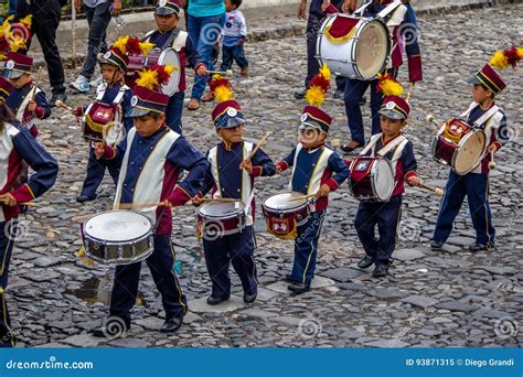 Grupo De Pequeña Banda En Uniformes Antigua Guatemala De Los Niños