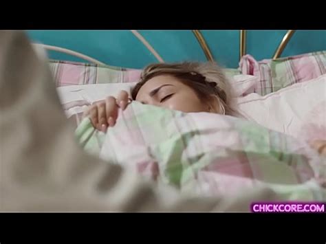 La jugosa vagina de Gia Paige está llena de huevos alienígenas que deben salir Alina Lopez