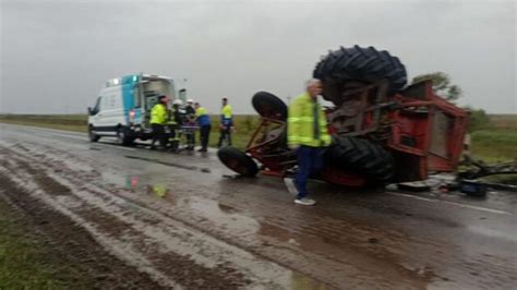 Un Auto Y Un Tractor Colisionaron En La Ruta 205