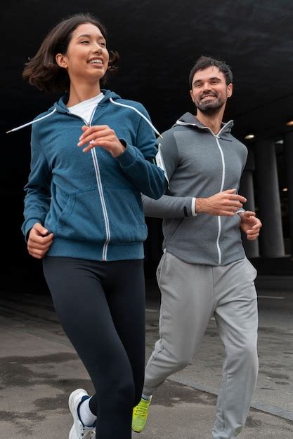 La Gente Latina Se Entrena Al Aire Libre Foto Gratis