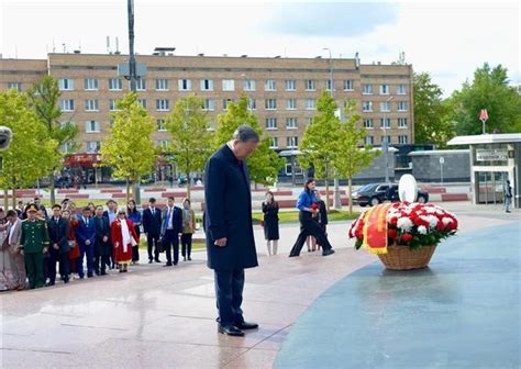 party chief pays tribute  president ho chi minh general secretary le
