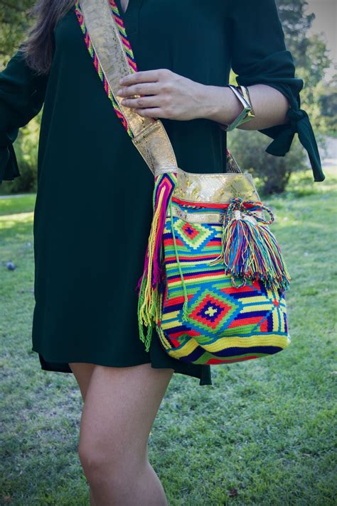 Bolso wayuu y cuero con túnica verde de zara curubanyu Moda